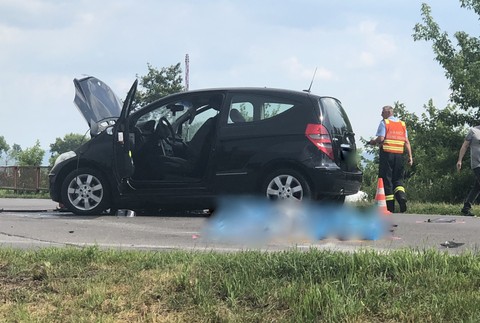 Nehoda motorky a auta za obcou Nadlice. O život prišla žena 