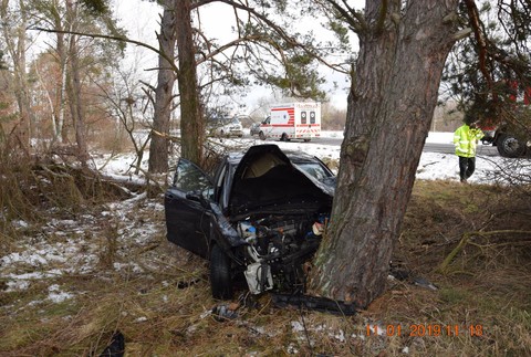 Vodič zišiel z cesty a narazil do stromu. Na mieste zasahoval vrtuľník