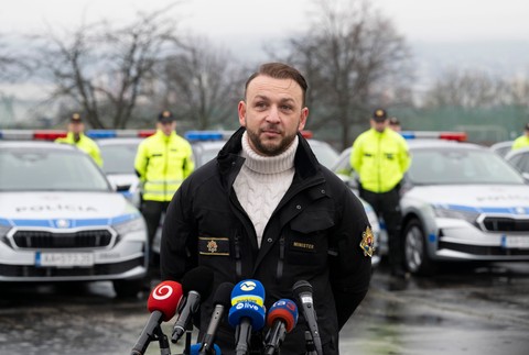 Nové vozidlá Škoda Oktávia, ktoré odovzdali policajtom dopravnej polície Slovenskej republiky