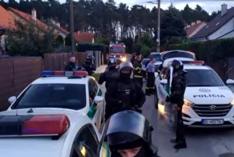 Bitka 100 ľudí v osade.