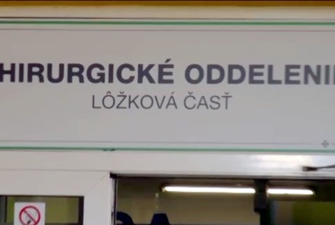 Školáčka skončila v nemocnici. Zbiť ju mali spolužiačky