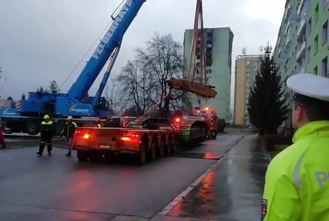 [multi] Demolačný stroj pred panelákom v Prešove 604