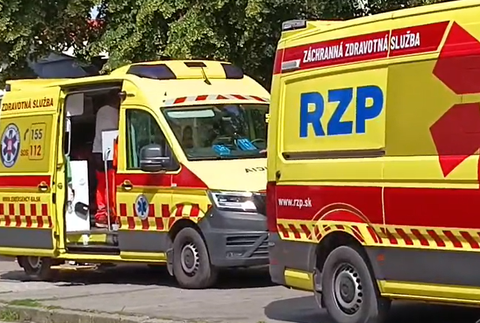Sanitky po výbuchu v Prievidzi 
