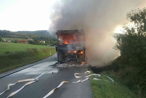 Autobus pri Sabinove zachvátil požiar, sedeli v ňom aj cestujúci