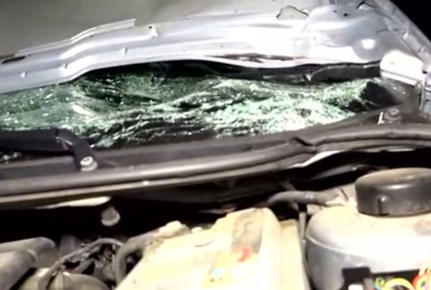 Pri prechádzaní cez cestu muža postupne zrazili dve autá