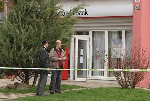 Lúpež v banke a stávkovej kancelárii v Šamoríne
