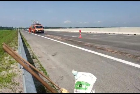 [multi] Nehoda D1 Blatné - autobus deti 2837