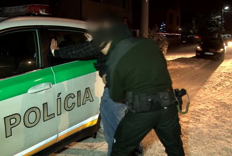 [multi] N12 nabúral do domu 9