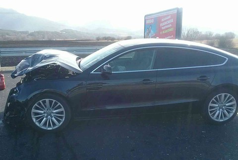 Nehoda dvoch automobilov. Na mieste zasahuje vrtuľník