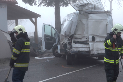 Pri vážnej dopravnej nehode sa zrazil autobus s dodávkou. Viacero cestujúcich sa zranilo