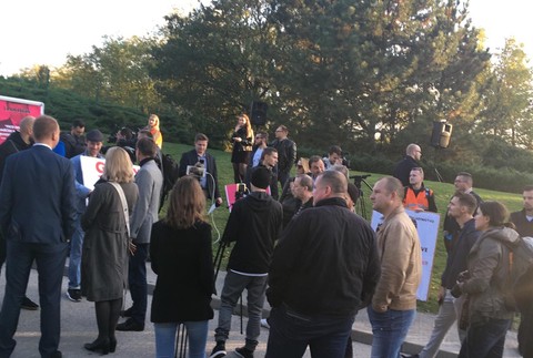 Gorila opäť ožíva aj v uliciach. Pred domom Haščáka sa zhromaždil dav demonštrantov