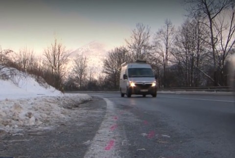 Pomoc policajta sa skončila nehodou. Zachytil ho vodič kamióna