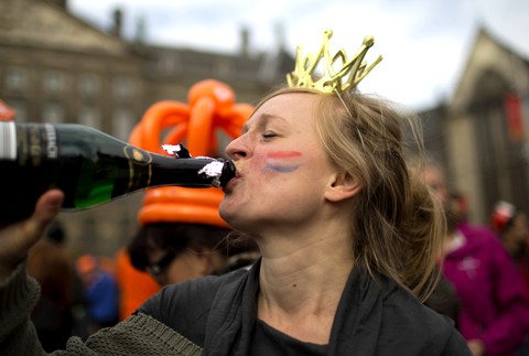 Holandsko kráľovná Beatrix abdikácia žena pije šampanské