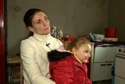 Matka žila s dcérou (2) bez elektriny, vody a záchoda.