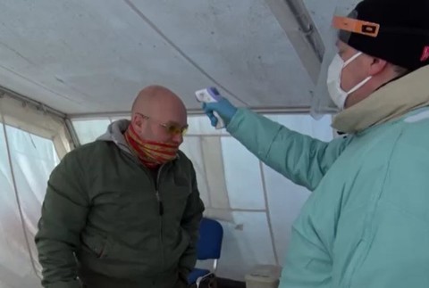 V našich nemocniciach pomáhajú ako dobrovoľníci už aj kňazi.