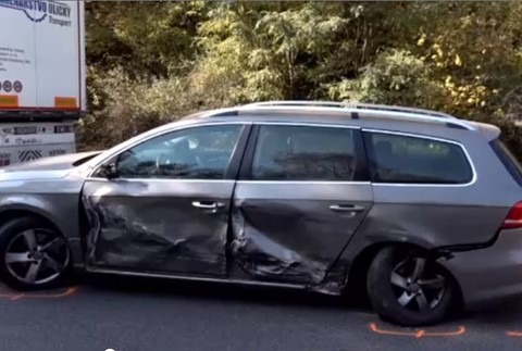 Tragická dopravná nehoda. Vodič prešiel do protismeru a nabúral do dvoch áut