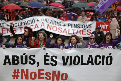 Ulice Šapnielska zaplnili ľudia. Žiadali lepšie pracovné podmienky, plat, aj penziu 