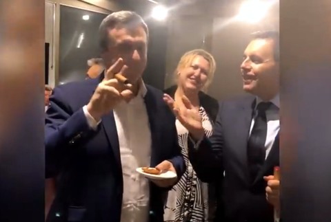 Robert Fico ako Mikuláš. Koaliční kolegovia dostali alkohol a cigary