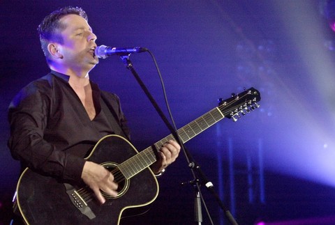 petr muk na podiu spieva s gitarou