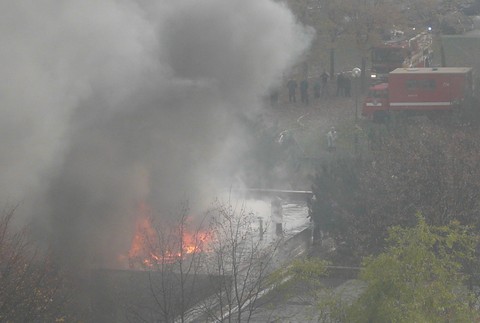 Požiar školy v Petržalke, dym oheň, plamene, hasiči