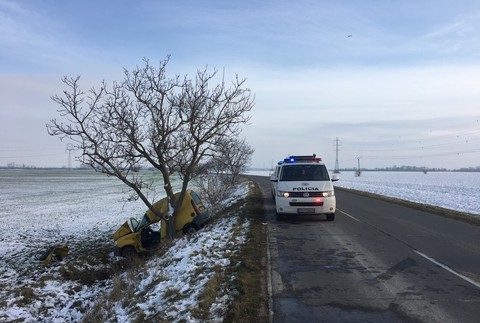 Vážna dopravná nehoda. Vodič zišiel z cesty a nabúral do stromu