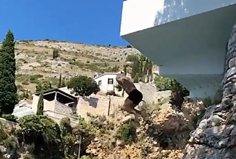 Michal Navara skace zo skaly