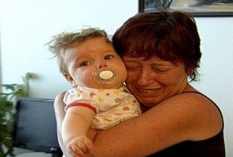 placuca manzelka babo v naruci, manzel zomrel, asi zrazila dara rolins