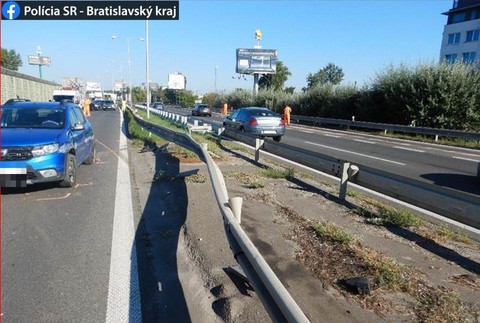 Vypil si a na diaľnici nabúral. Po nehode šoféroval ďalej aj s deťmi v aute