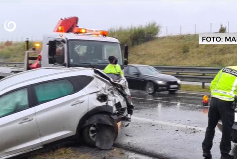 Autá skončili na streche, hlásia zranených.