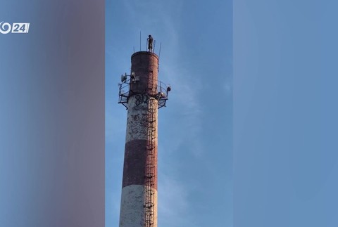 mladik liezol na poskodeny komin