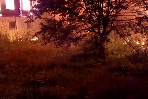 [multi] VIDEO: Hotel opäť zachvátili obrovské plamene, teraz zhorel do tla 7231