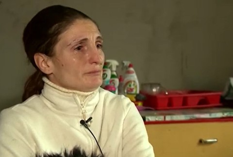 Matka žila s dcérou (2) bez elektriny, vody a záchoda.