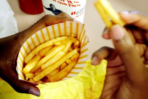 Hranolky zemiakové ruky jedlo