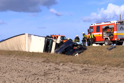 Vodič osobného auta skončil pod kolesami kamióna. Pomoc už bola zbytočná