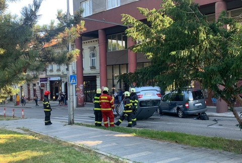 Hasiči zasahovali pri dopravnej nehode v centre Bratislavy.