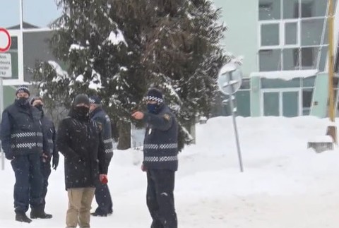 Muž autom narazil do policajta.
