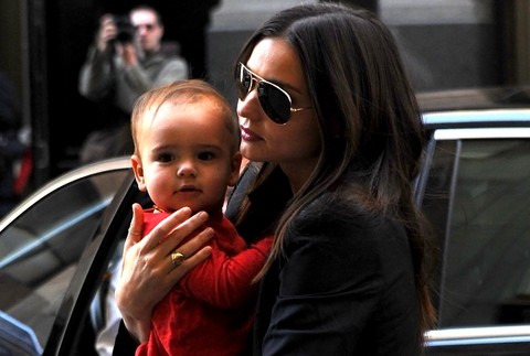 Miranda Kerr modelka synček Flynn drží na ruke
