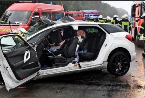 Hromadná nehoda v Nemecku. Zomreli 4 ľudia 