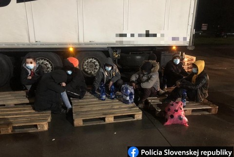Polícia zadržala nelegálnych migrantov, boli medzi nimi aj deti.