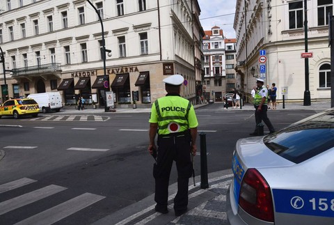 V centre Prahy sa zrútila časť budovy, zavalila niekoľko ľudí