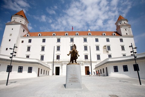 socha svatopluka, za nou bratislavsky hrad, bratislava