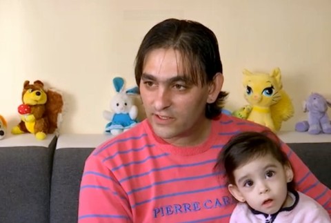 Obetavý otec sa stará o zdravotne znevýhodnenú dcéru