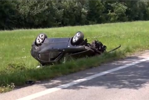 Mladý vodič narazil do stromu 