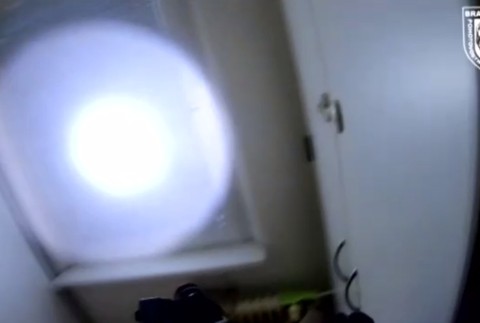Policajná razia sa nevydarila. Kukláči vtrhli do bytu, našli tam však len vystrašenú rodinu