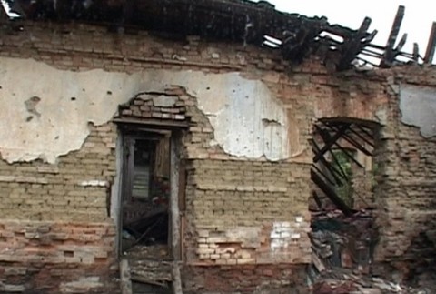 zrutena strecha, osarpany dom