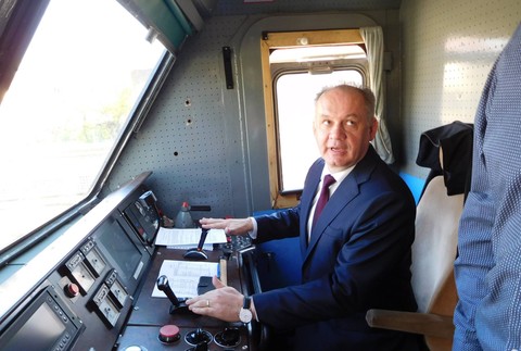 Kiska v kabine rušňovodiča