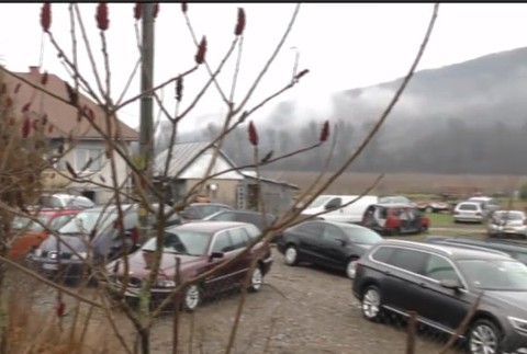 Na uliciach aj v záhradách parkujú dedinčanom stovky áut. Problém musí riešiť už aj vláda