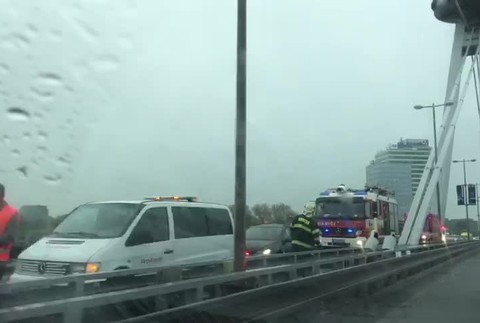 reťazová nehoda most SNP6327