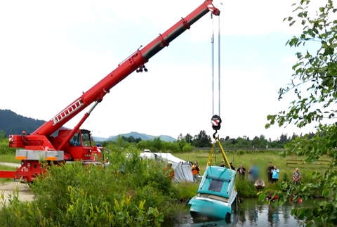 Auto skončilo v rybníku