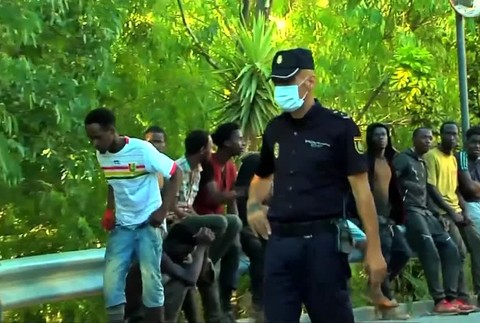 Do Španielska násilne preniklo cez 100 utečencov. Niektorí na policajtov útočili kyselinou3241